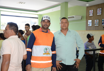 PRESIDENTE PROMOVE CAFÉ DA MANHÃ PARA OS GARIS MUNICIPAIS