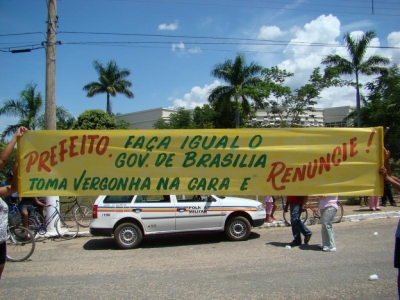 Várzea da Palma para durante manifestação contra Prefeito e sua administração - Clique na foto para ler a reportagem