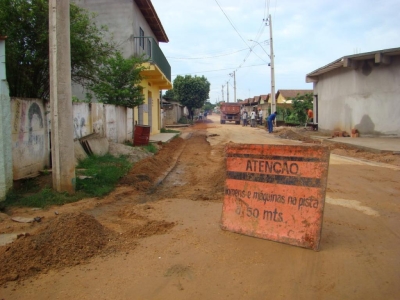 Utilidade Pública - Moradores do Conjunto Palmas reclamam das valas deixadas pela rede de esgoto e moradora do Alambique