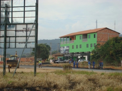 Obras da rotatória do Conjunto Palmas avançam, mas iluminação permanece parada