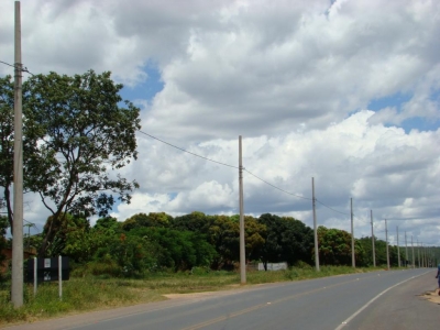 Empreiteira Ecel agiliza colocação de postes e cabos de iluminação na MGT-496